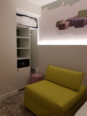 Minibar, in-room safe, desk, soundproofing - ibis Styles Fréjus Saint-Raphaël (Fréjus)