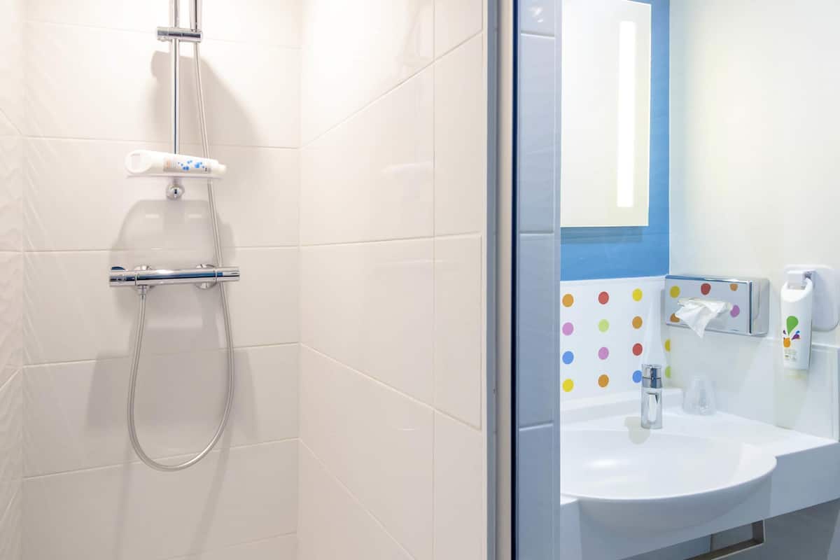 Minibar, värdeförvaringsskåp på rummet, skrivbord och ljudisolering