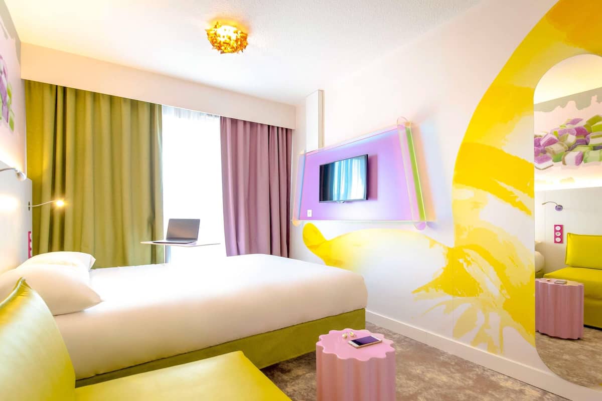 Chambre Standard, 1 lit double et 1 canapĂ©-lit | Minibar, coffre-fort, bureau, systĂšme dâinsonorisation