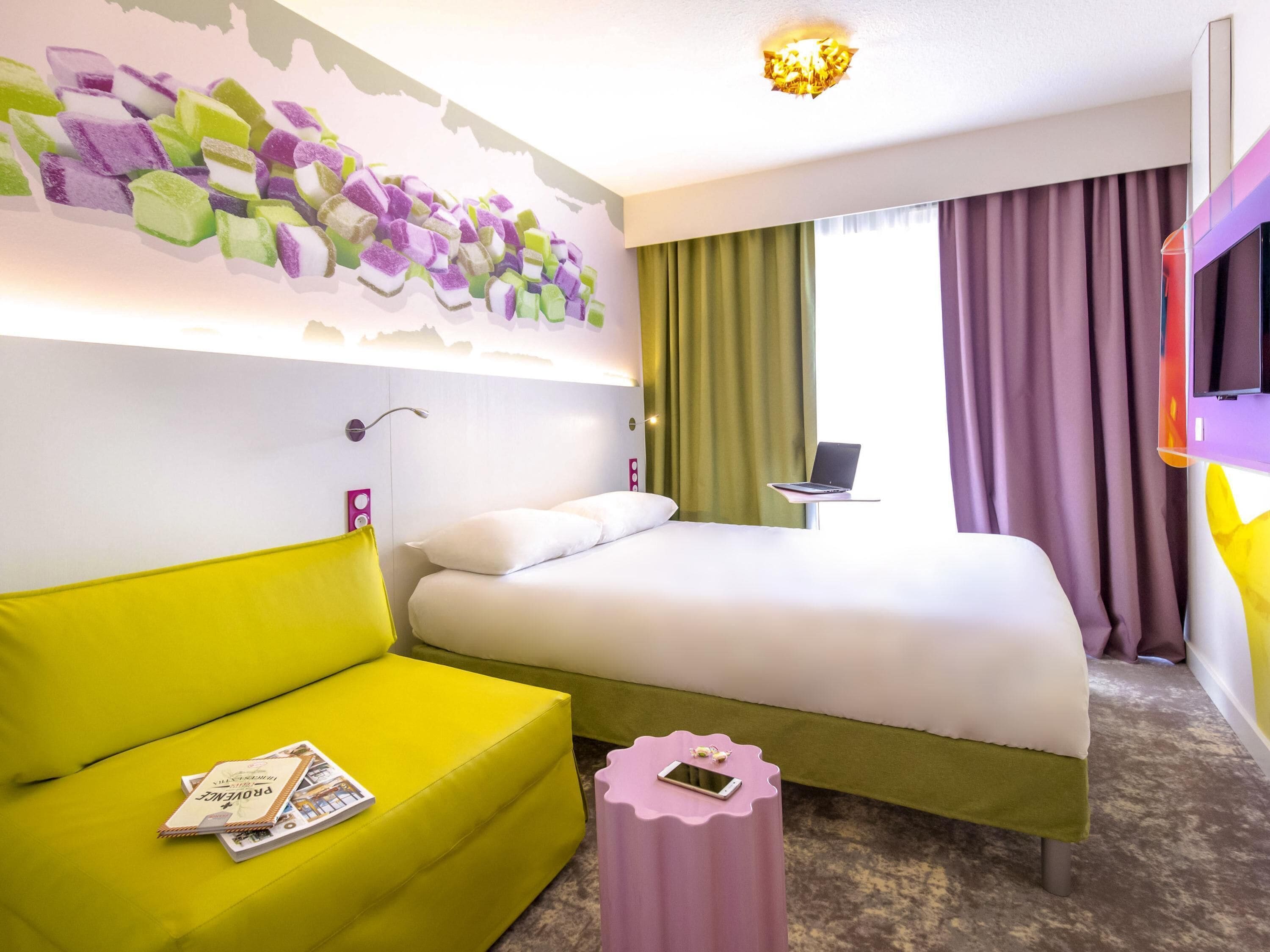 Quarto standard, 1 cama de casal e sofá-cama | Frigobar, cofres nos quartos, escrivaninha, quartos à prova de som