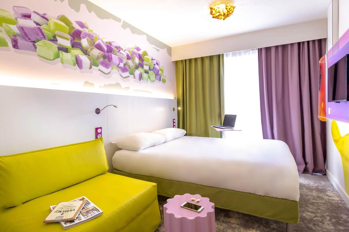 Quarto standard, 1 cama de casal e sofá-cama | Frigobar, cofres nos quartos, escrivaninha, quartos à prova de som