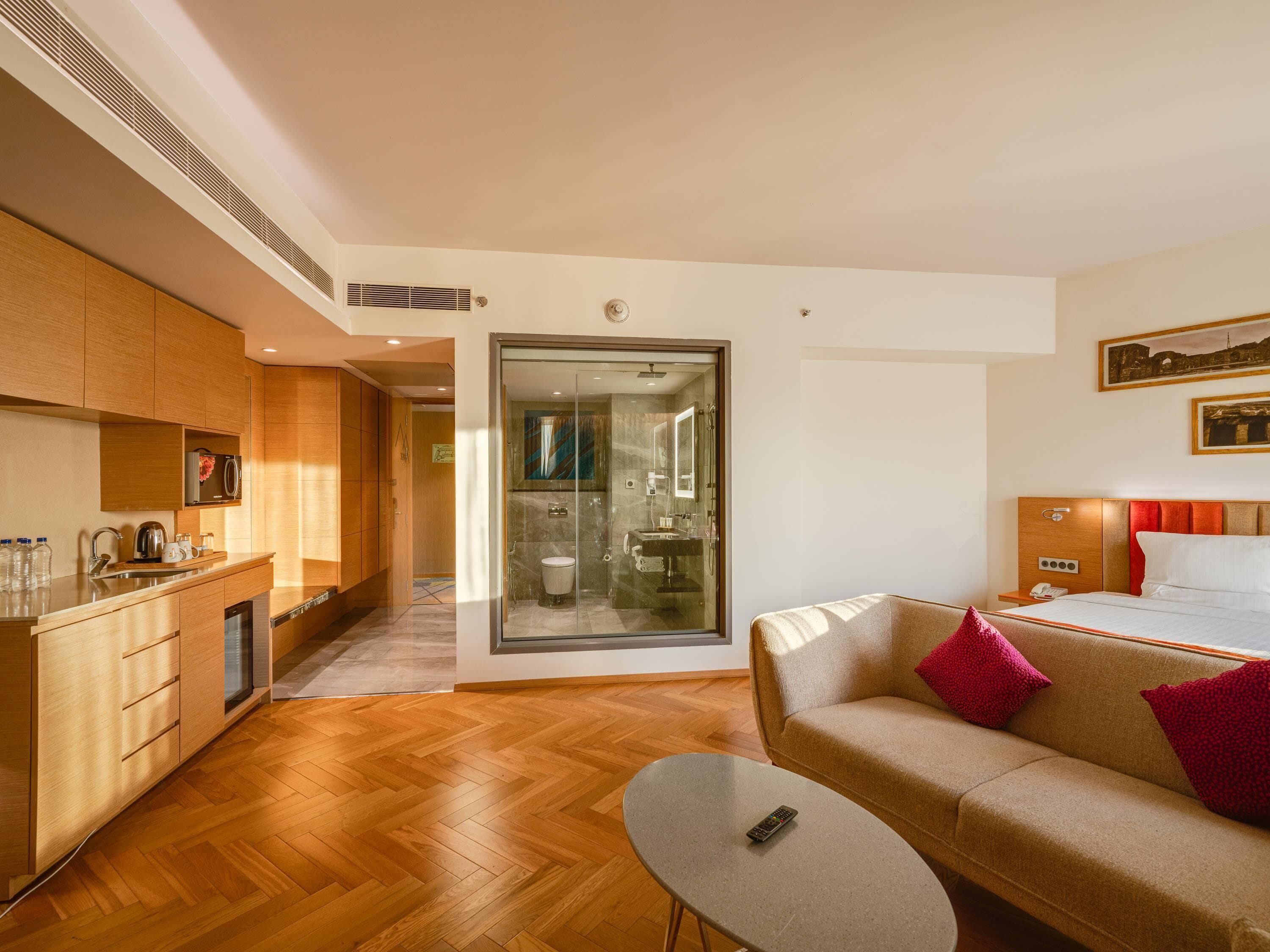 Premier Room - Queen Bed | Allergiatestatut vuodevaatteet, minibaari, tallelokero huoneessa