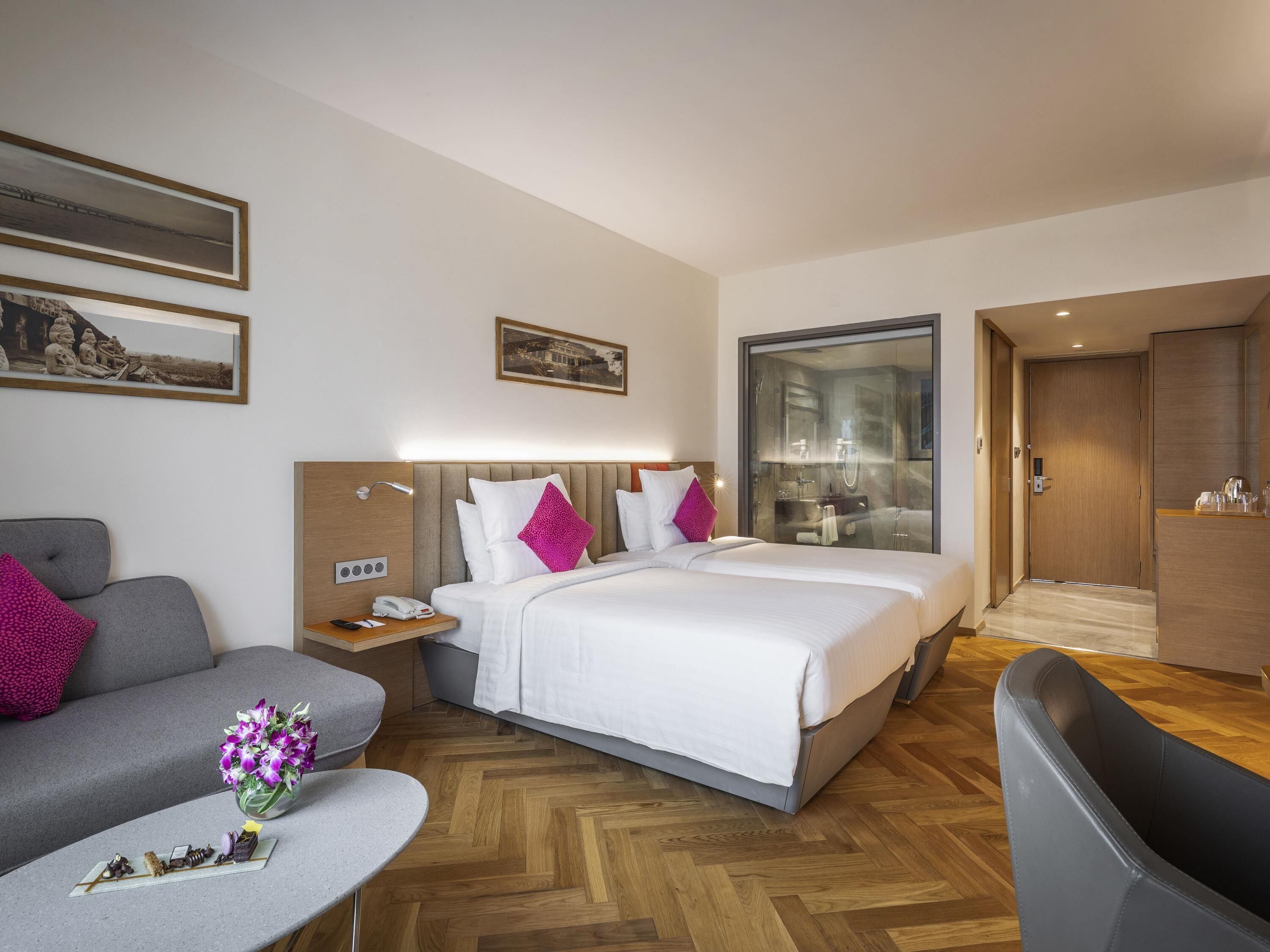 Superior Room - Twin Beds | Allergitestet sengetøy, minibar, safe på rommet og skrivebord