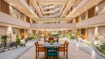 3 restaurants; lunch and dinner served