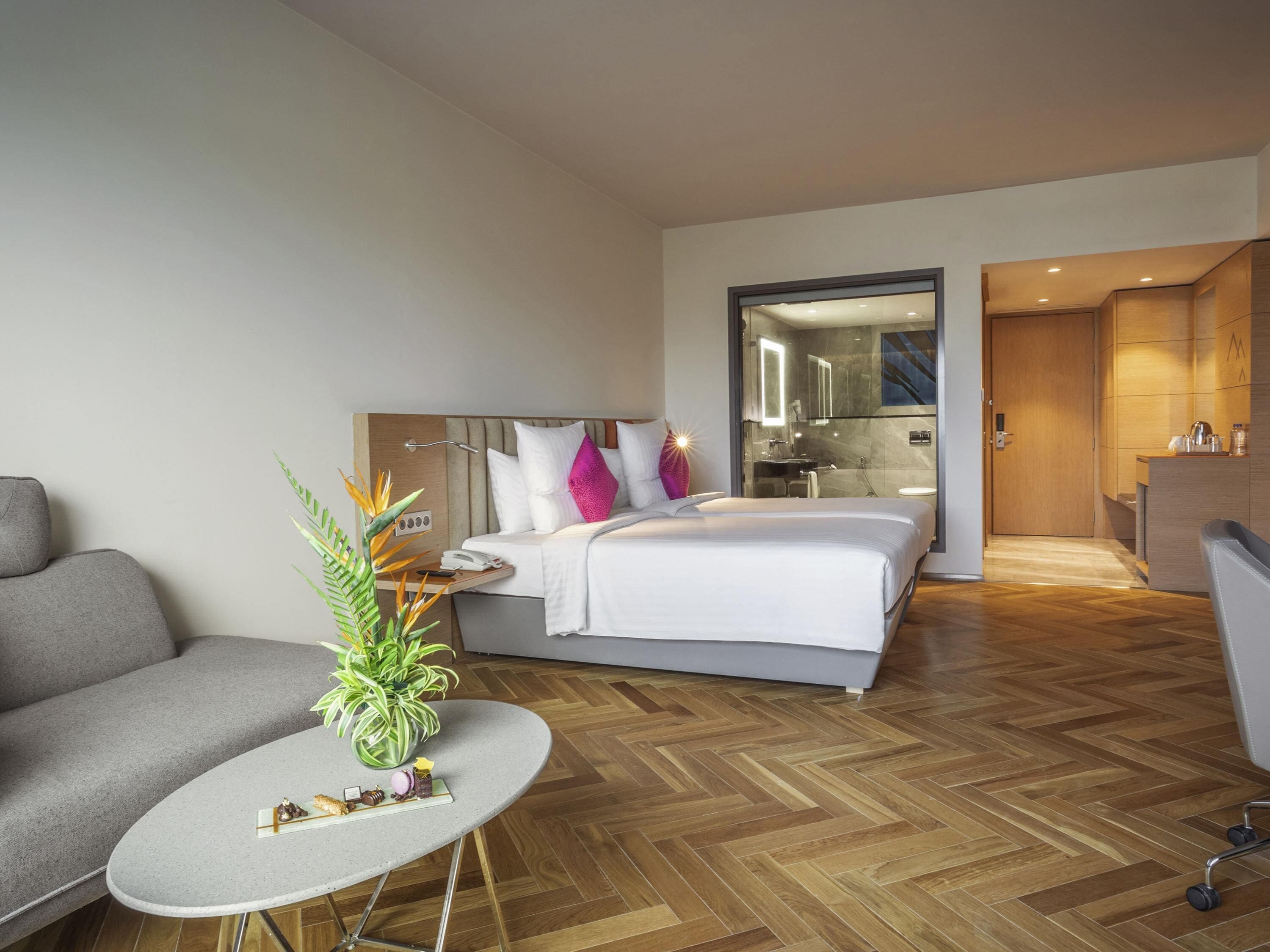 Premier Room - Twin Beds | Allergitestet sengetøy, minibar, safe på rommet og skrivebord