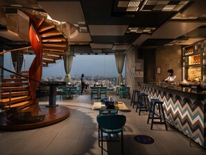3 restauranter; serverer frokost, aftensmad og internationale retter