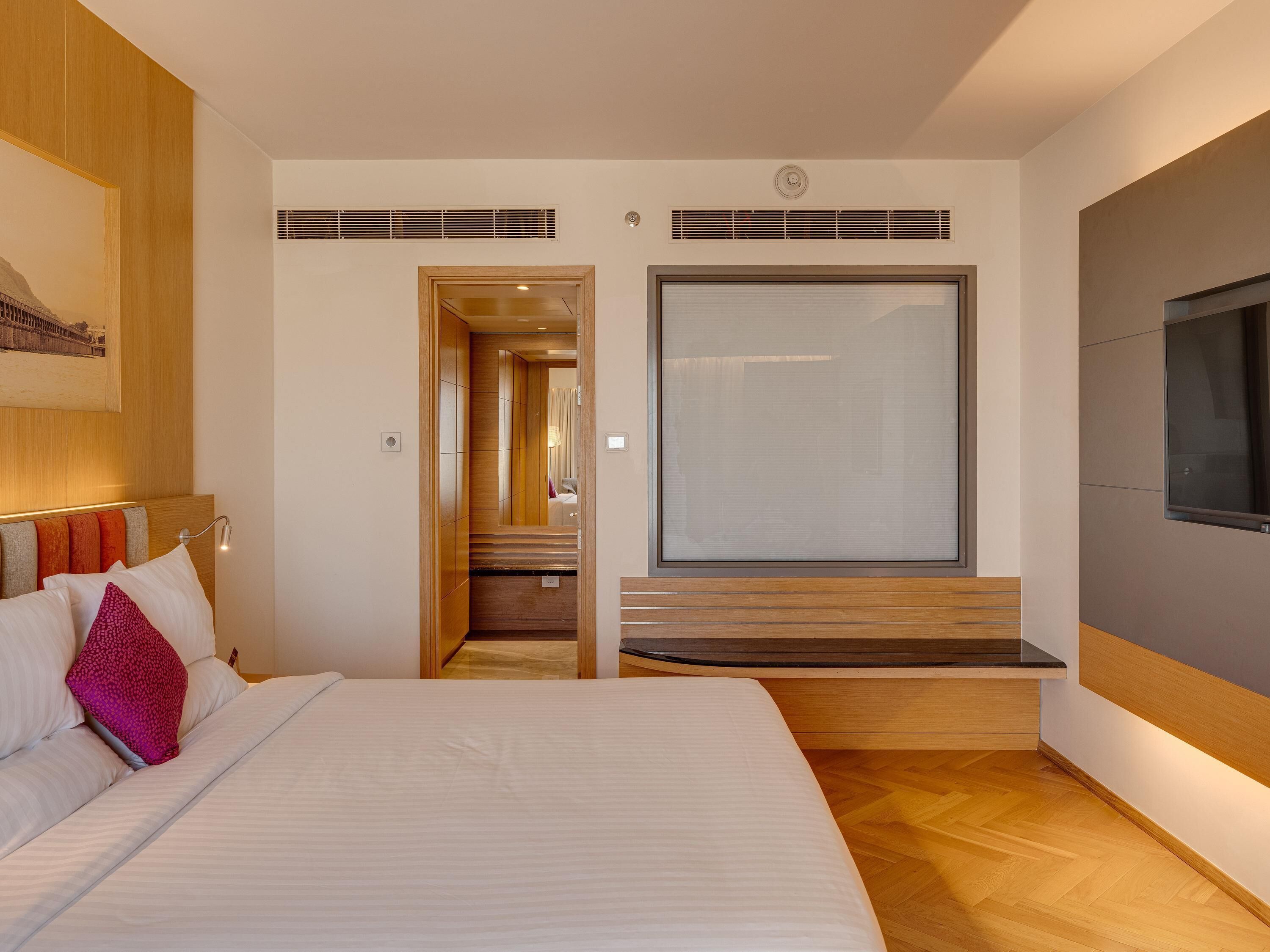 1 Bed Room Family Apartment - Queen Bed | Allergiatestatut vuodevaatteet, minibaari, tallelokero huoneessa