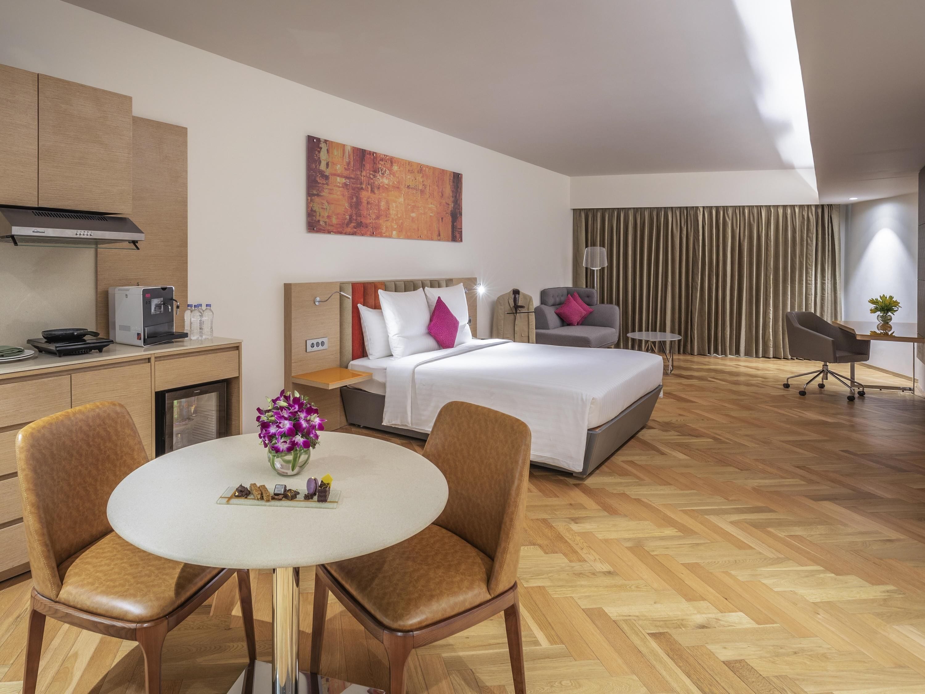 Family Studio Room - Queen Bed | Allergitestet sengetøy, minibar, safe på rommet og skrivebord