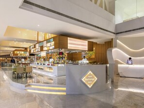 3 restaurants, servant le dîner et le souper; cuisine internationale