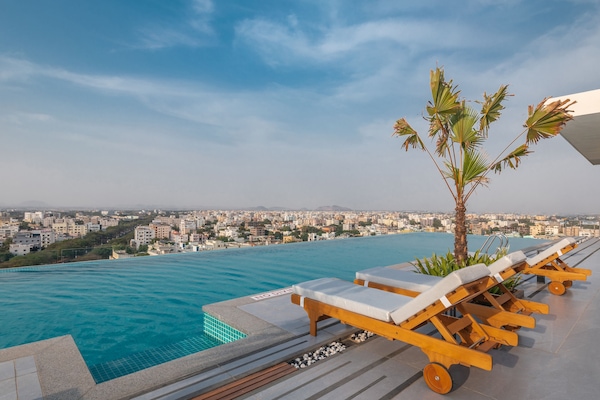 Udendørs pool, åben fra kl. 06.30 til kl. 20.00, parasoller, liggestole