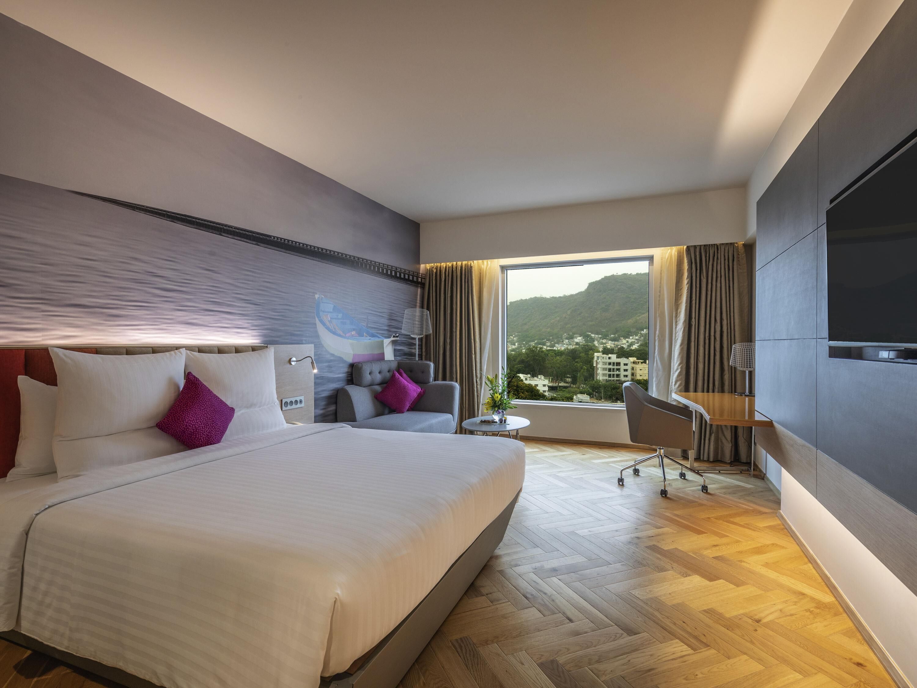 Superior Room - Queen Bed | Roupas de cama antialérgicas, frigobar, cofres nos quartos, escrivaninha