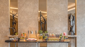 Een ontbijtbuffet met diverse etens- en drinkwaren, waaronder gebak, fruit en dranken.