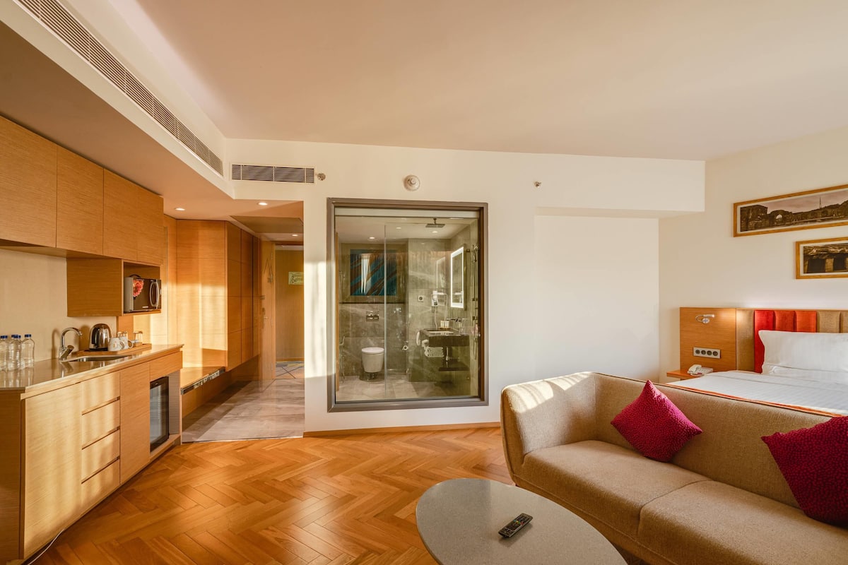 1 bedroom, hypo-allergenic bedding, minibar, in-room safe