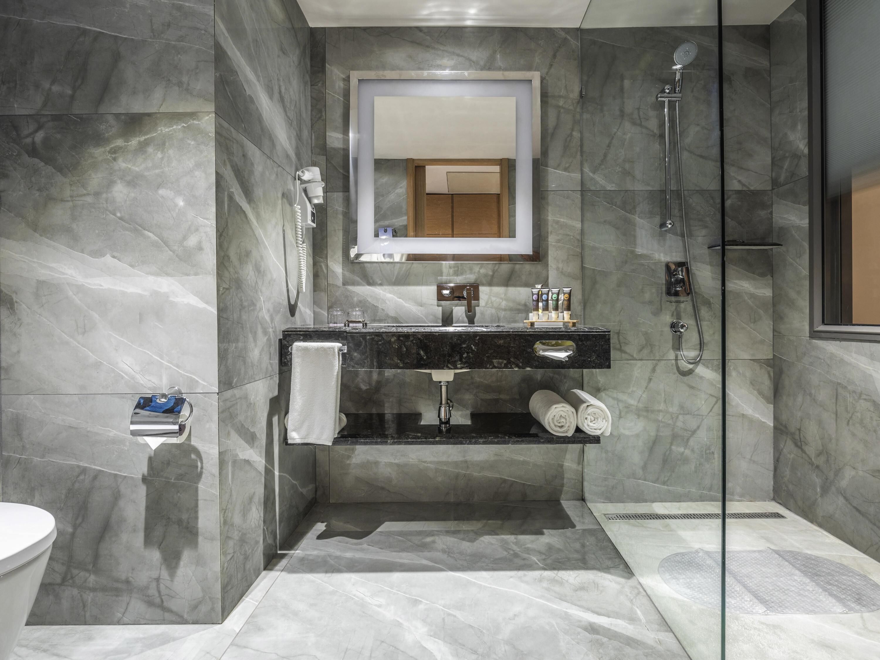 低過敏寢具、迷你吧、客房內保險箱、書桌