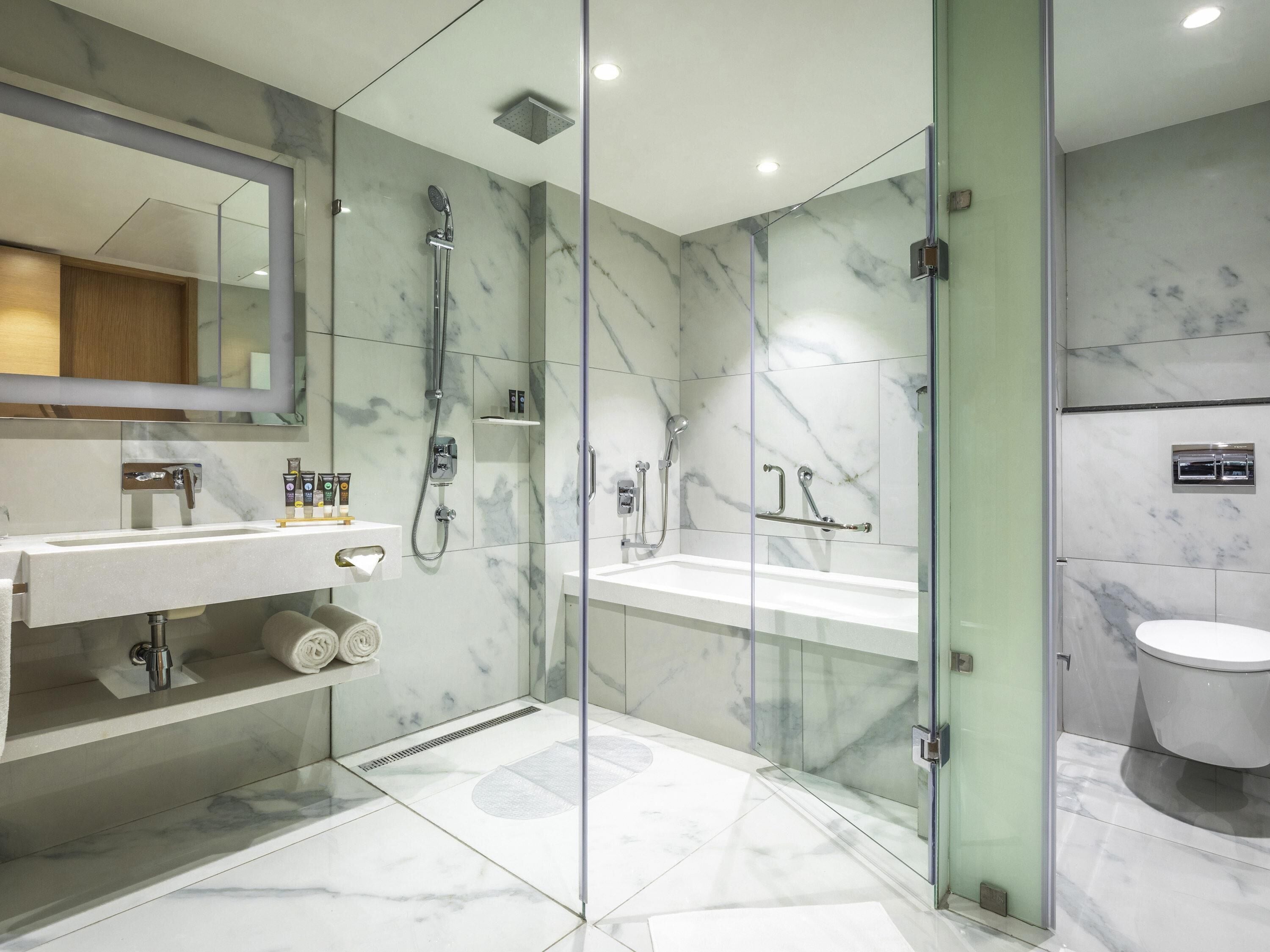 Executive Suite - Queen Bed | Hypo-allergenic bedding, minibar, in-room safe, desk