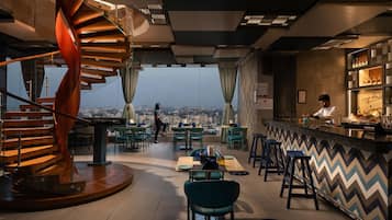 3 restaurants servant le déjeuner, spécialités Cuisine internationale