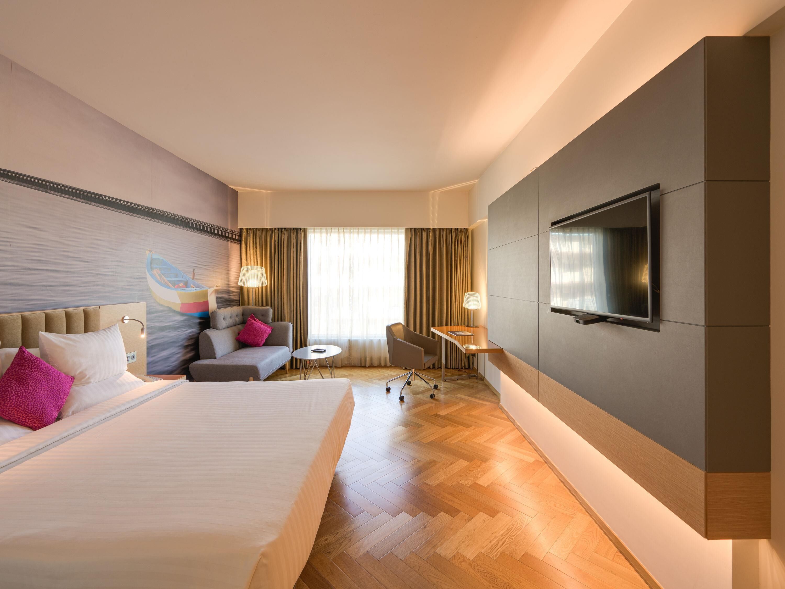 Superior Room - Queen Bed | Allergitestet sengetøy, minibar, safe på rommet og skrivebord