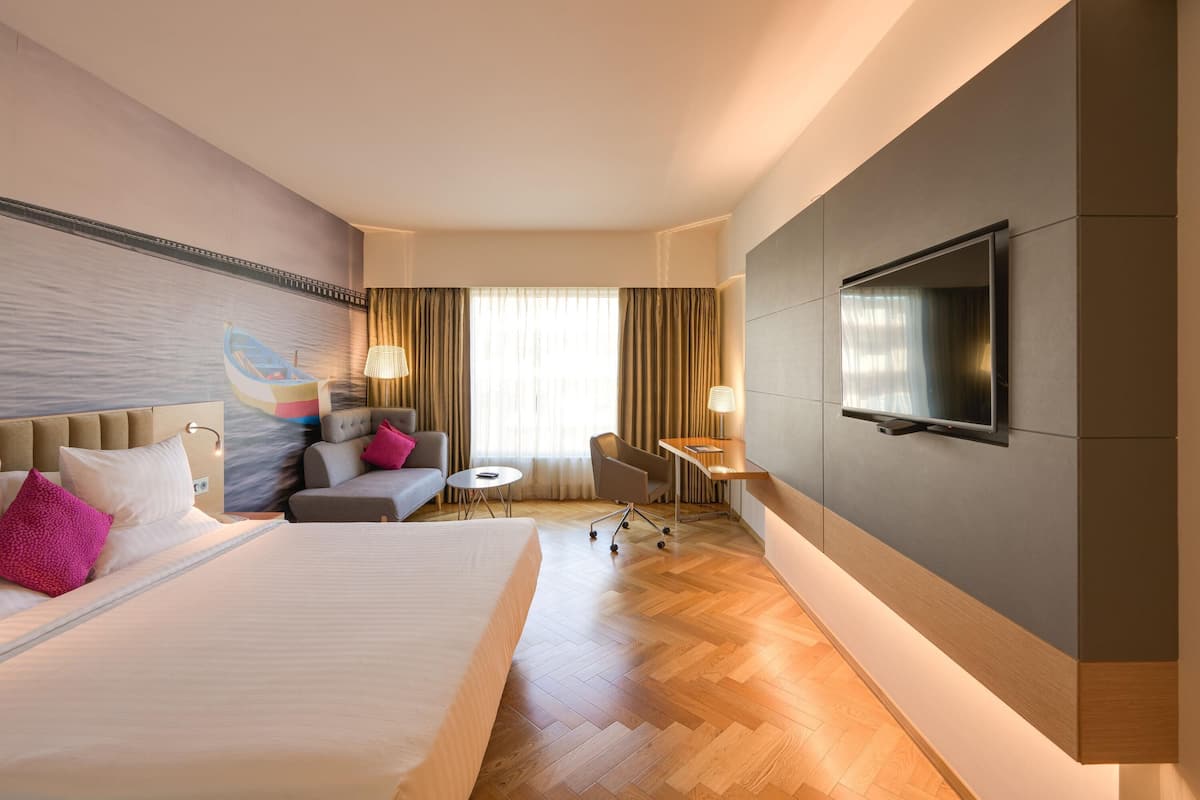 Superior Room - Queen Bed