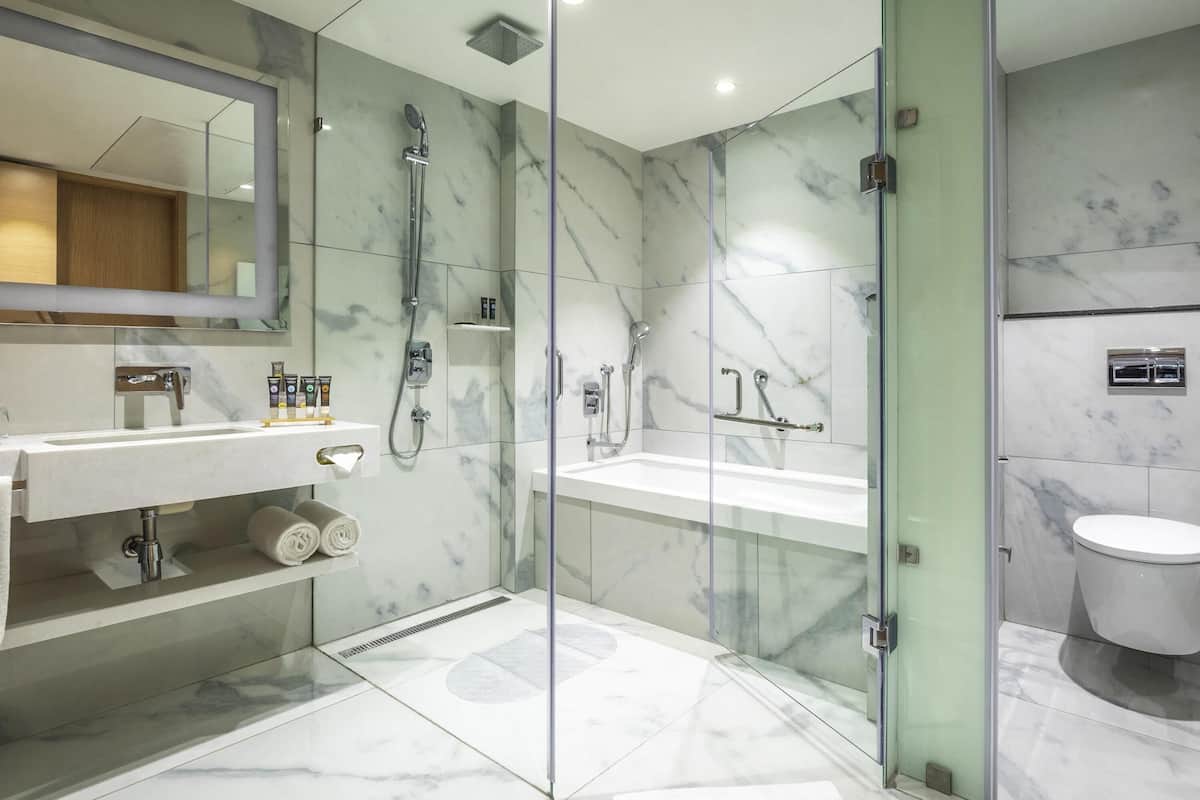 Executive Suite - Queen Bed | Hypo-allergenic bedding, minibar, in-room safe, desk