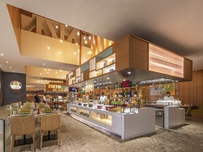 3 restaurantes; se sirve almuerzo y cena; cocina internacional