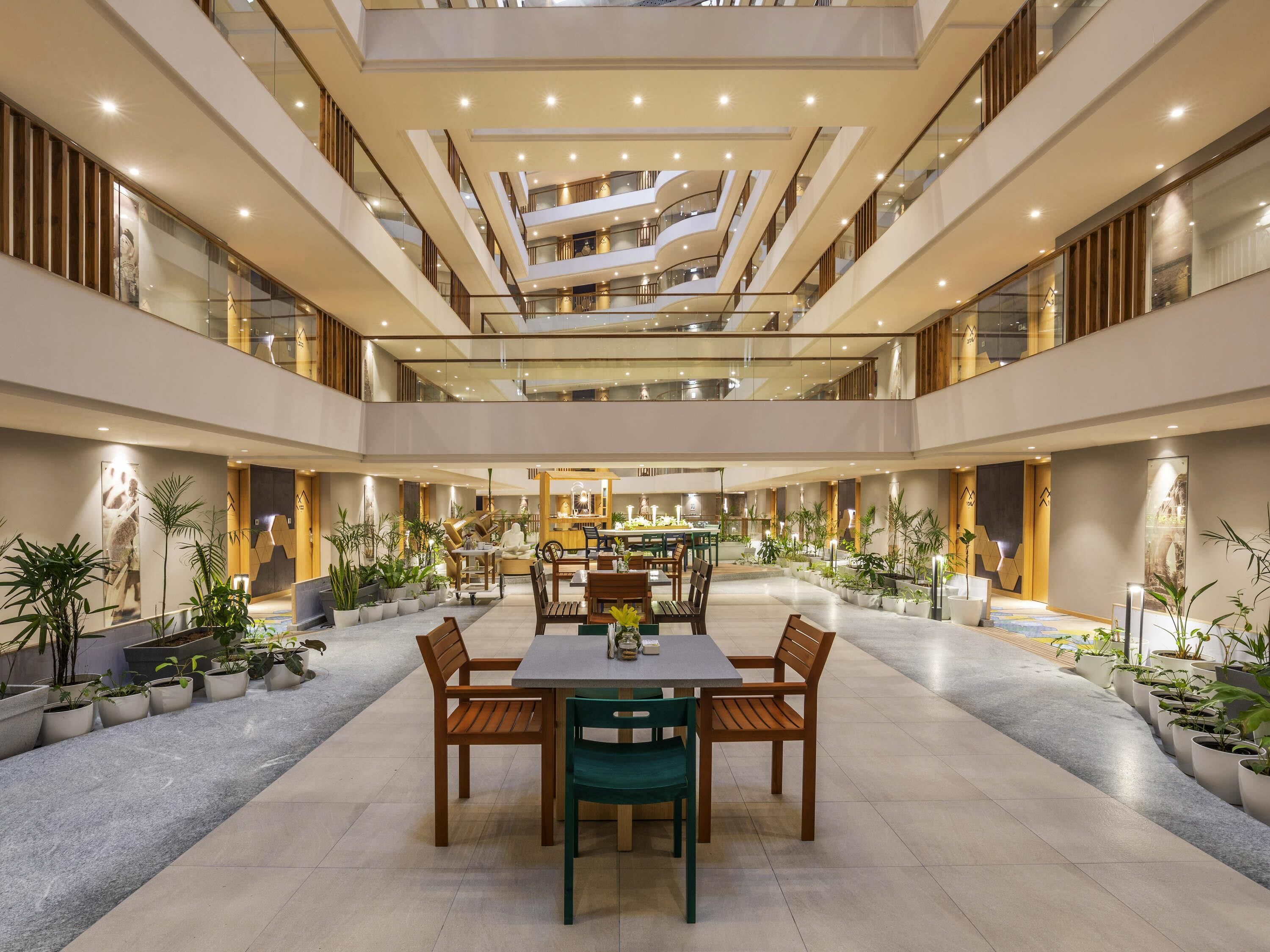 3 间餐厅，供应午餐和晚餐，国际美食