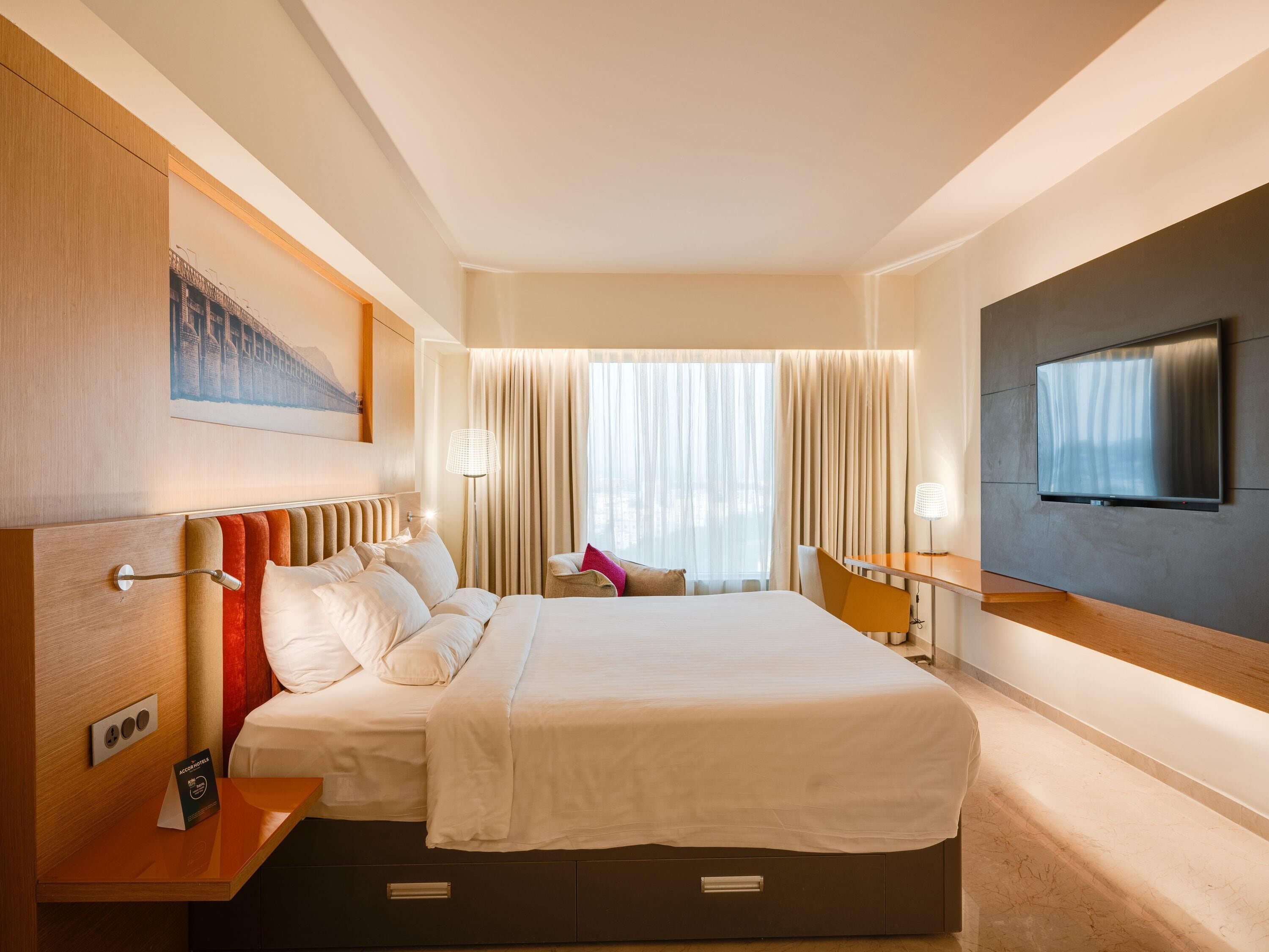 1 Bed Room Family Apartment - Queen Bed | Allergitestet sengetøy, minibar, safe på rommet og skrivebord