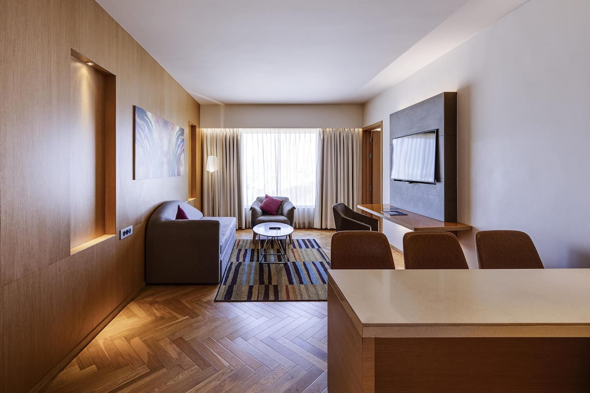Executive Suite - Queen Bed | 1 bedroom, hypo-allergenic bedding, minibar, in-room safe