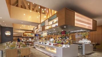 3 restaurants, lunch, dinner served; international cuisine