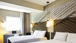 A hotel room with two beds, a desk, a laptop, and a large window with curtains. - ibis Mexico Tlalnepantla (Tlalnepantla de Baz)