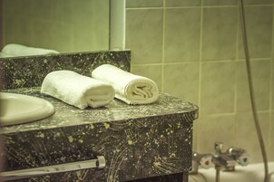Double Room | Bathroom | Free toiletries, hair dryer, towels