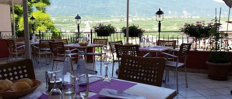 Déjeuner et dßner servis sur place, spécialités Cuisine locale