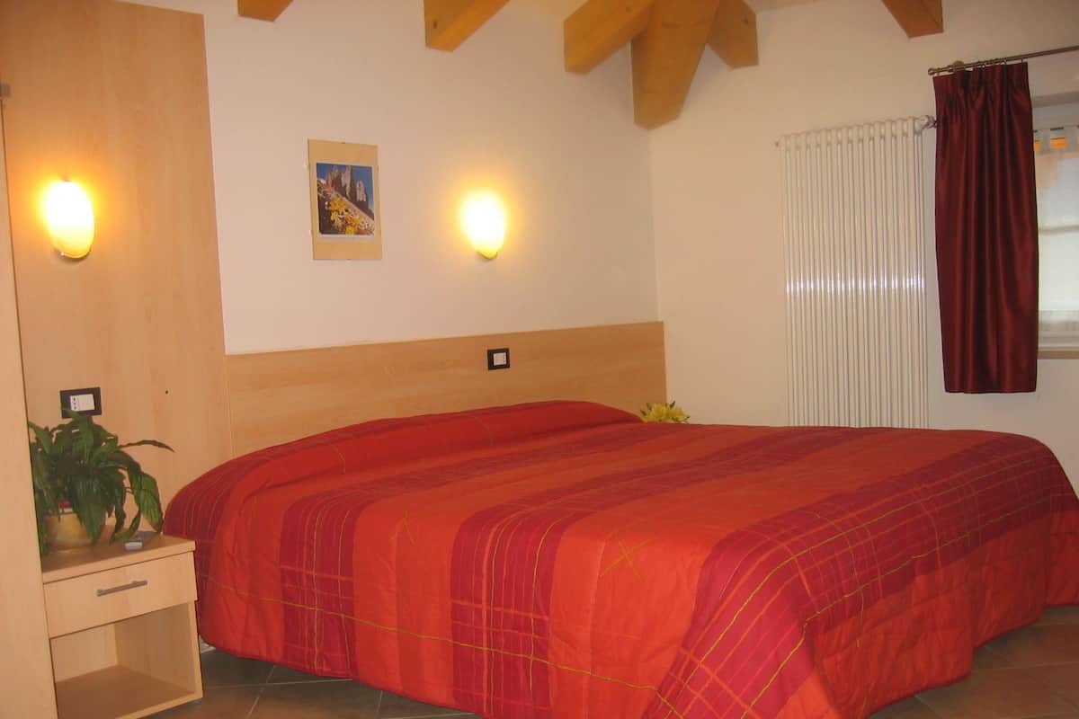 Desk, free cots/infant beds, free WiFi