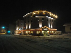 Front of property – evening/night - Victory Hotel Dermulo di Predaia (Predaia)
