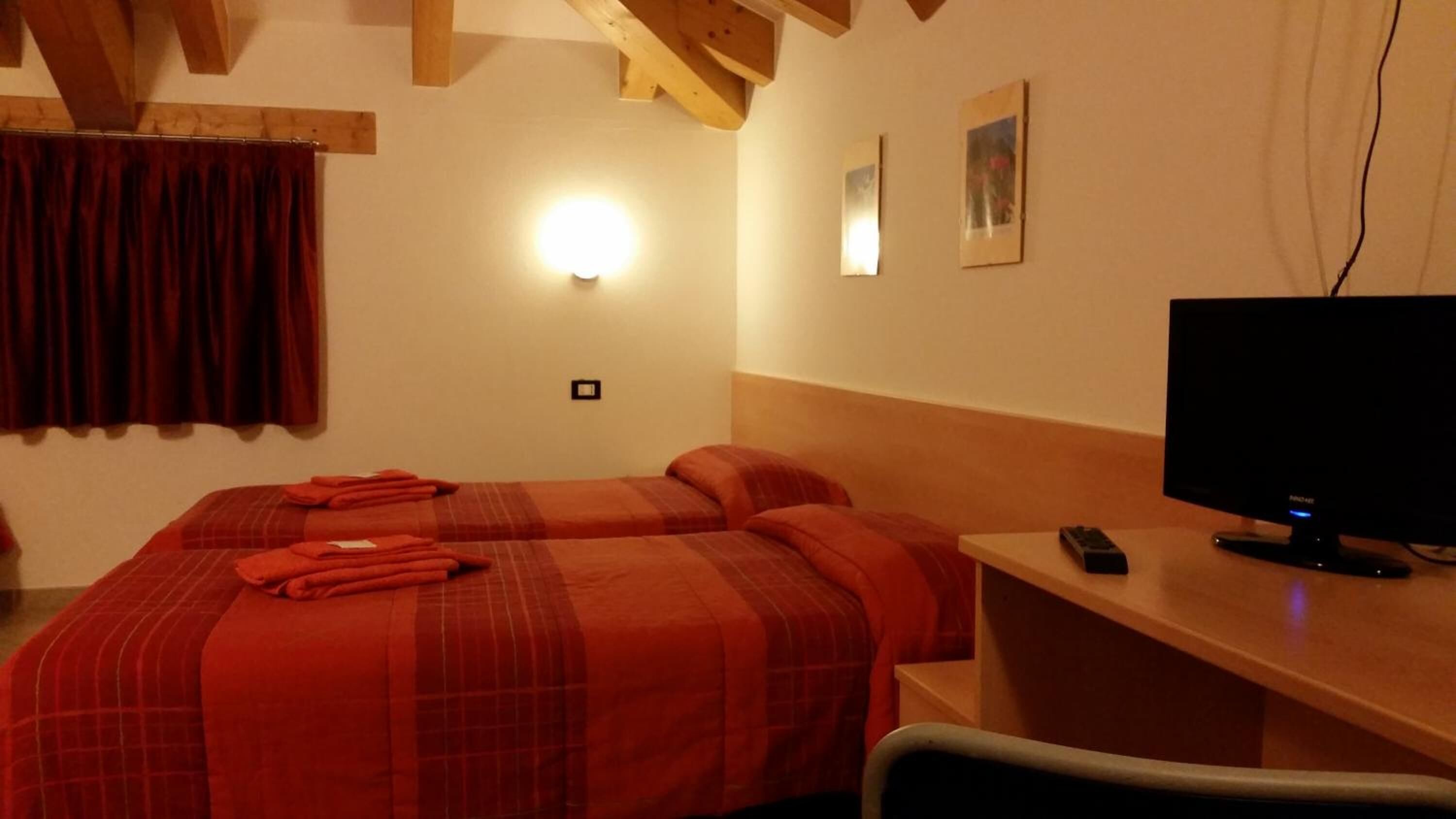 desk, free cots/infant beds, free wifi