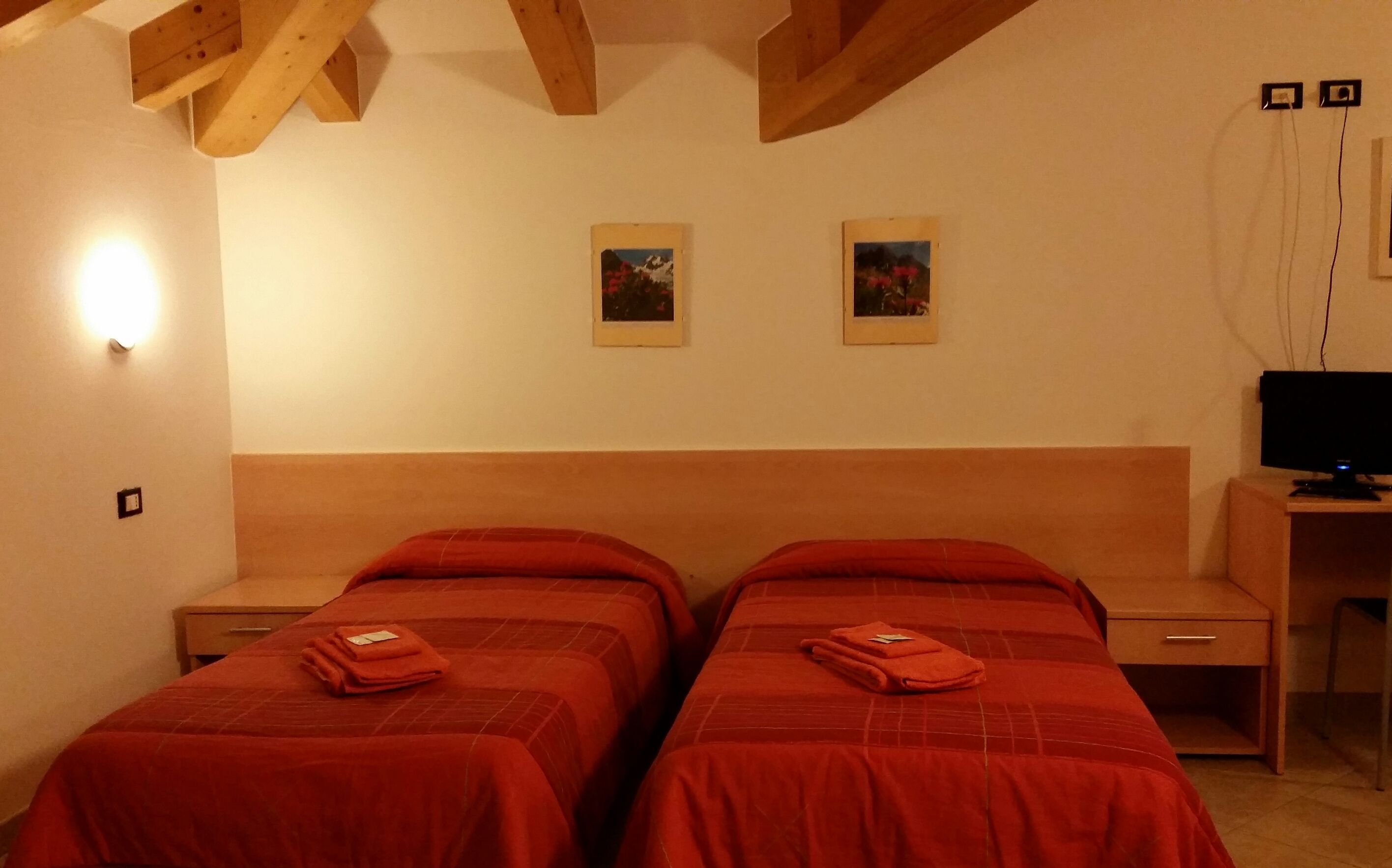 desk, free cots/infant beds, free wifi