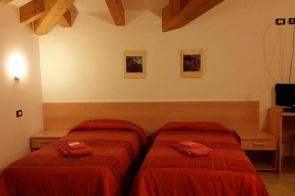 desk, free cots/infant beds, free wifi