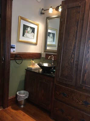 標準單人房, 1 張加大雙人床 | 浴室 | 淋浴設備、免費盥洗用品、吹風機、浴袍