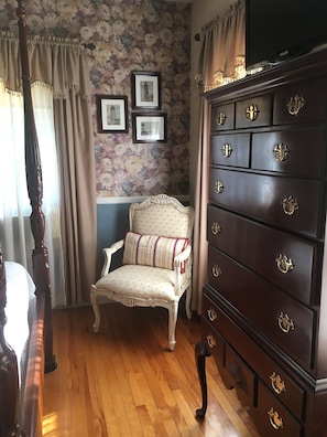 Edith Ann Room, 1 Queen bed, Shared bathroom. Credit cards accepted, Cash or Checks preferred