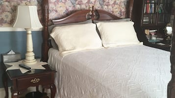 Edith Ann Room, 1 Queen bed, Shared bathroom. Credit cards accepted, Cash or Checks preferred