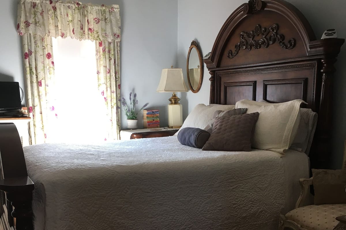Anthony David Room, 1 Queen bed, Shared bathroom. Credit cards accepted, Cash or Checks preferred