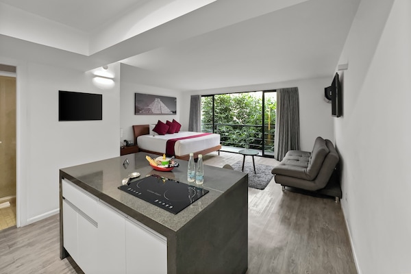 Minibaari, tallelokero huoneessa, pimennysverhot, silitysrauta/-lauta