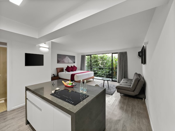 Minibar, in-room safe, blackout drapes, iron/ironing board - Armonik Suites (Mexico City)