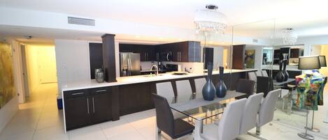 Luxury Condo, 3 Bedrooms, Ocean View, Oceanfront | In-room dining