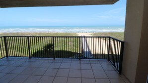 Een balkon met uitzicht op het strand.