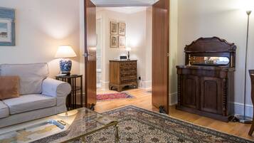 Appartement, 2 chambres, 2 salles de bains | Salle de séjour | Télévisions à écran plasma