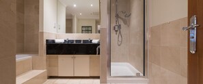 Apartment, 2 Bedrooms, 2 Bathrooms | Bathroom - A Place Like Home - Elegant Apartment near Green Park (London)