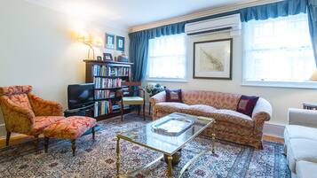 Apartamento, 2 habitaciones, 2 baños | Sala de estar | Una televisión de plasma