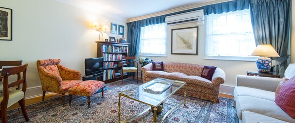 Apartment, 2 Bedrooms, 2 Bathrooms | Living room - A Place Like Home - Elegant Apartment near Green Park (London)