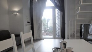 Căn hộ, 1 phòng ngủ | Khu vực ăn uống tại phòng