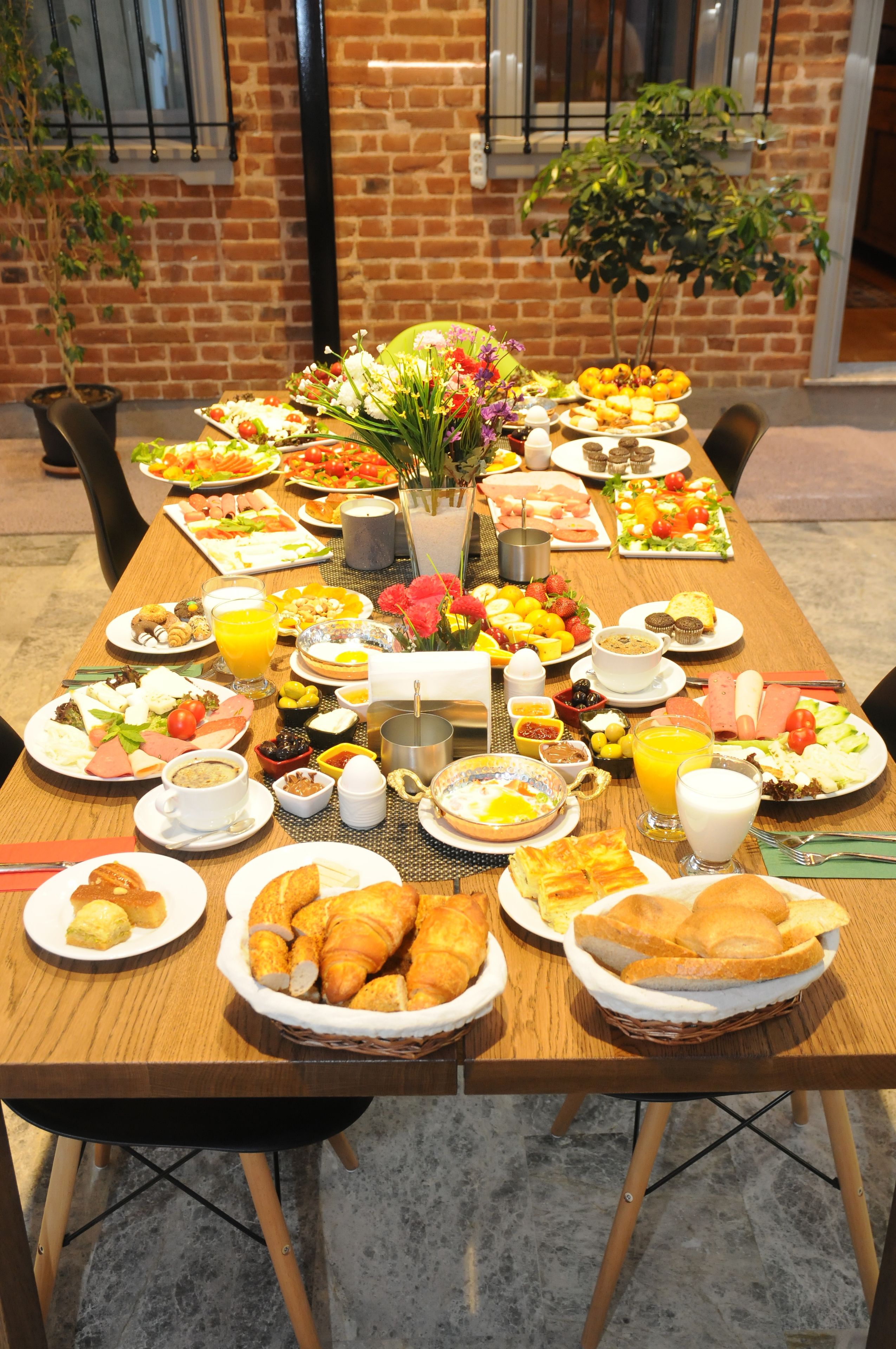 含每日吃到飽早餐